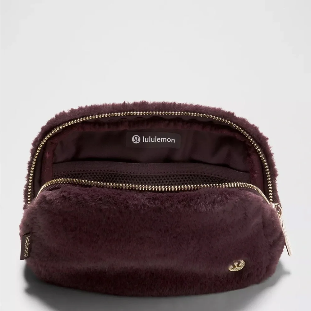 Lululemon Everywhere Belt Bag 1L
Plush Fleece (Black Plum / Gold) - Picture 4 of 7